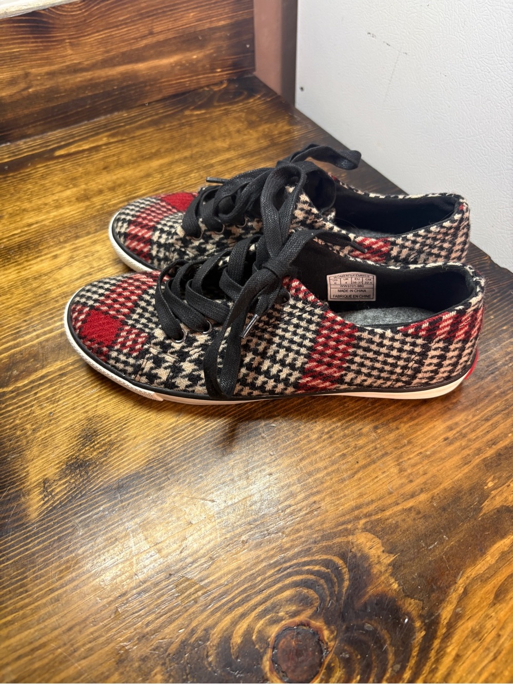 Woolrich black and red plaid sneakers size 6